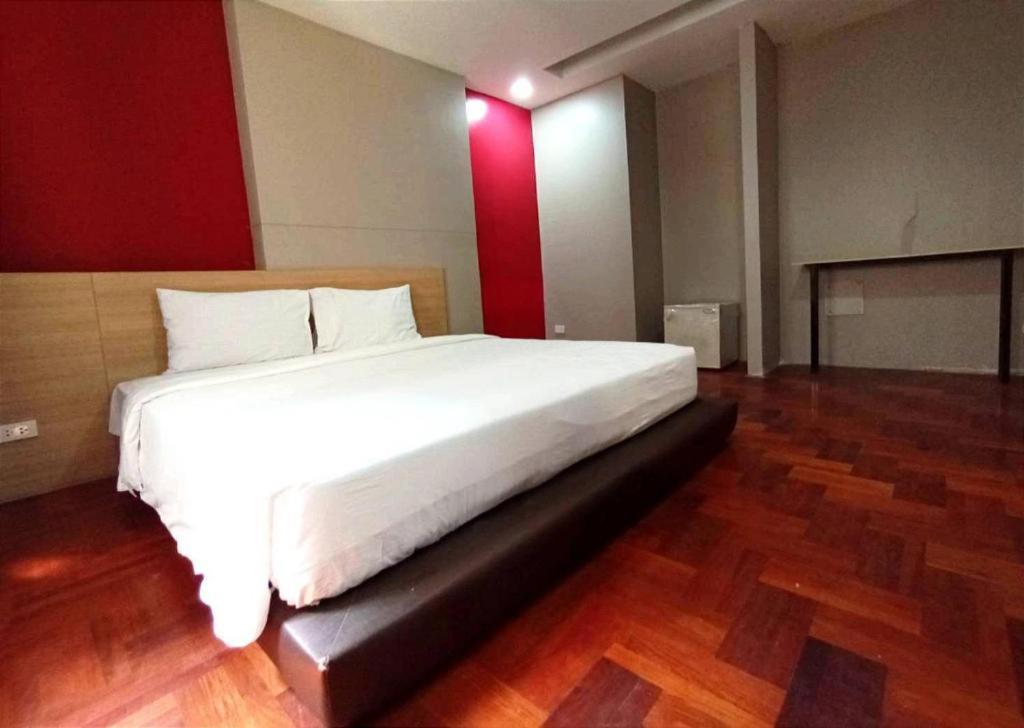 Go Inn Silom Bts Surasak Station V โกอินน์ สีลม Bts สถานีสุรศักดิ์ Банкок Екстериор снимка